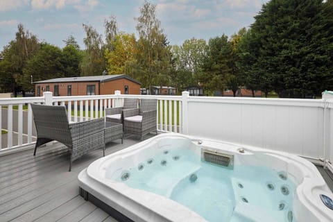 Teejay's Lodge, Allerthorpe Golf & Country Park, York - Host & Stay