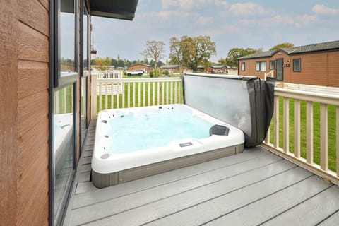 Woodpecker Lodge,  Allerthorpe Golf & Country Park, York - Host & Stay
