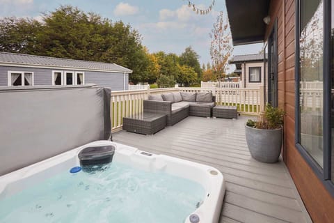 Bluebell Lodge, Allerthorpe Golf & Country Park, York - Host & Stay