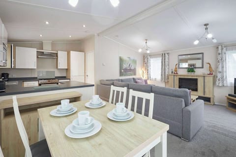 Bluebell Lodge, Allerthorpe Golf & Country Park, York - Host & Stay