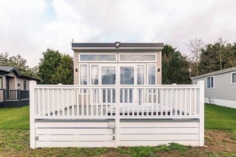 Lakeside Retreat, Allerthorpe Golf and Country Park, York - Host & Stay