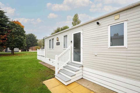 Squirrel Lodge, Allerthorpe Golf & Country Park, York - Host & Stay