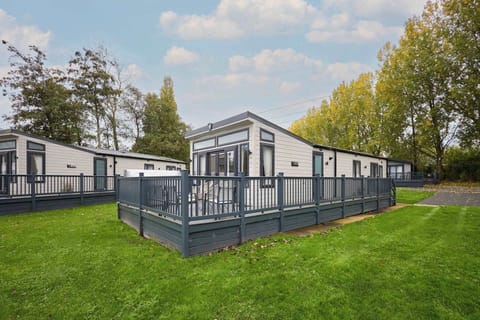 Flamingo Lodge, Allerthorpe Golf & Country Park, York - Host & Stay