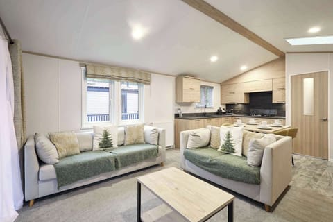 Fir Tree Lodge, Allerthorpe Golf & Country Park, York - Host & Stay
