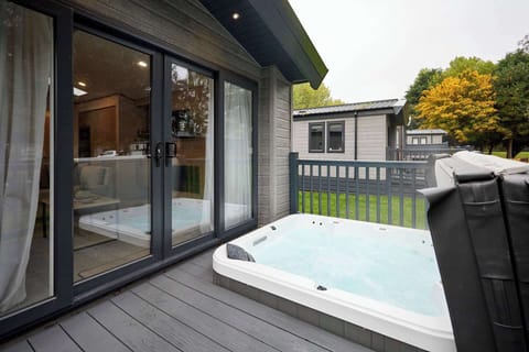 Wag Tail Lodge, Allerthorpe Golf & Country Park, York - Host & Stay