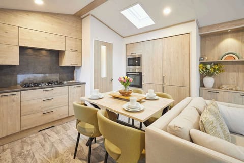 Wag Tail Lodge, Allerthorpe Golf & Country Park, York - Host & Stay