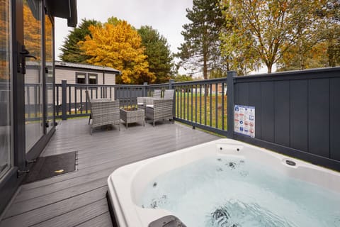 Royal Pines Lodge, Allerthorpe Golf & Country Park, York - Host & Stay