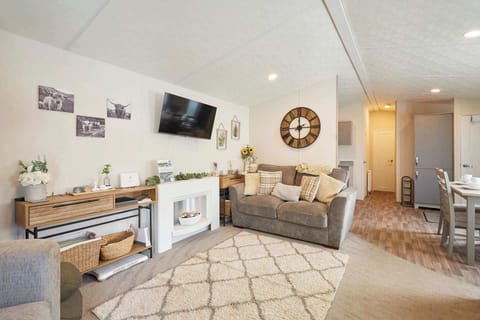 Pine Lodge, Allerthorpe Golf & Country Park, York - Host & Stay