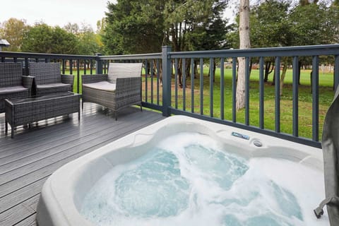 Hideaway Retreat, Allerthorpe Golf & Country Park, York - Host & Stay