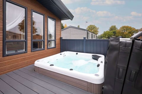 Grace Louise Retreat, Allerthorpe Golf & Country Park, York - Host & Stay