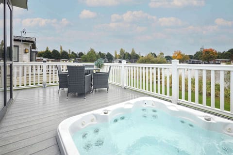 Lakeview Winter,  Allerthorpe Golf & Country Park, York - Host & Stay