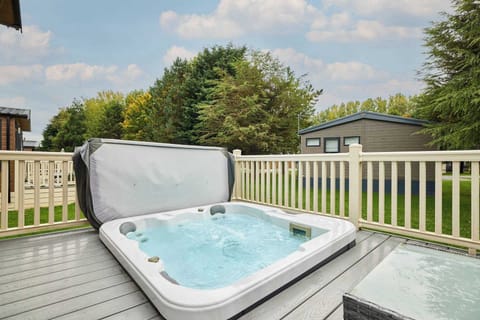 Nightingale Lodge, Allerthorpe Golf & Country Park, York - Host & Stay