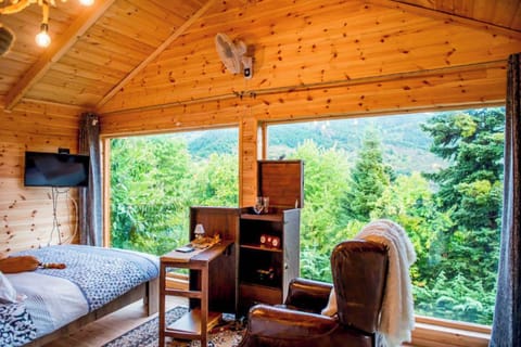 Cozy space with panoramic forest view from the large picture windows. A tranquil retreat surrounded by Kedra's natural beauty