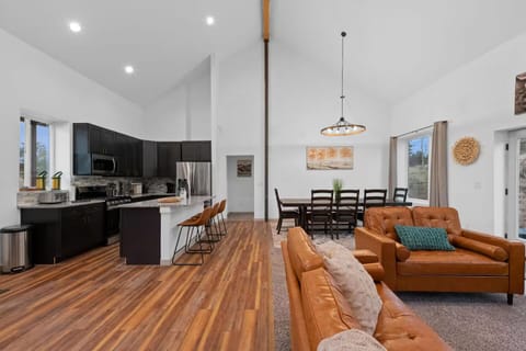 Open layout w/ vaulted ceilings, leather seating, & fireplace—calm and inviting.