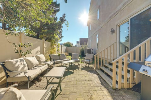 Fenced Backyard | 2 Gas Grills | Lounge Seating