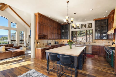 Spacious and fully equipped kitchen.