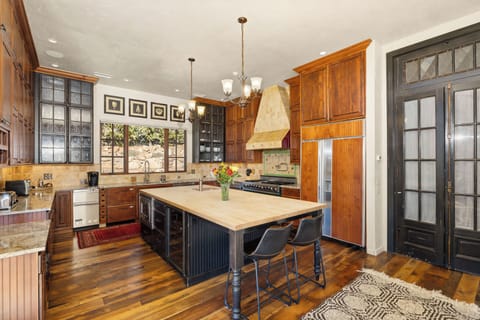 Spacious and fully equipped kitchen.