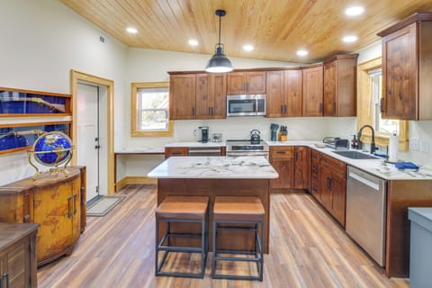 Dining Bar | Dishware/Flatware