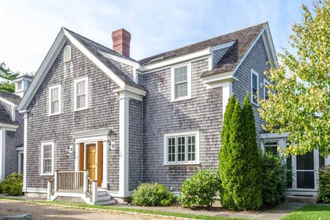 Spacious Contemporary In Edgartown Village