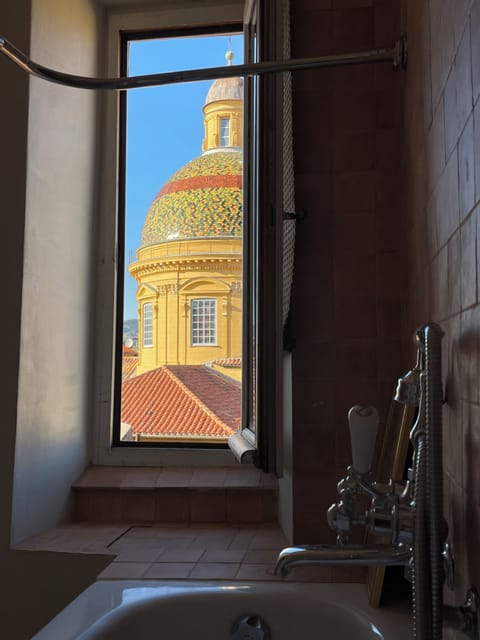 Bathtub with direct views of Nice’s iconic dome.