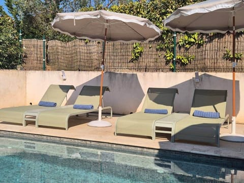 Sun loungers & parasols