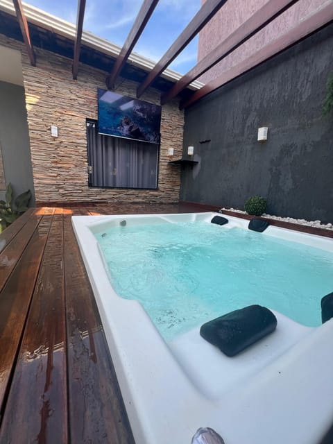 Outdoor spa tub