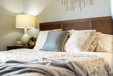Master Bedroom w/ Ensuite Bath Walk In Shower & USB Lamps / Black Out Curtains