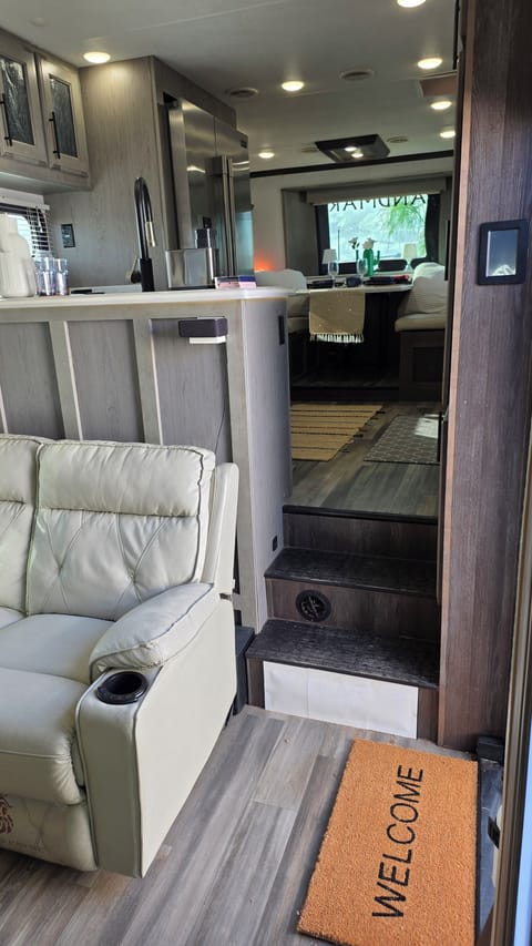 Step inside to luxury! Small steps divide the space