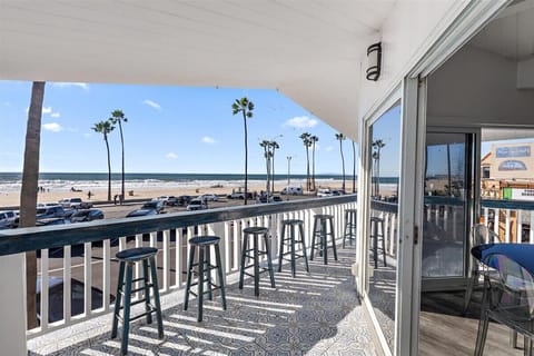 Balcony with an ocean view 