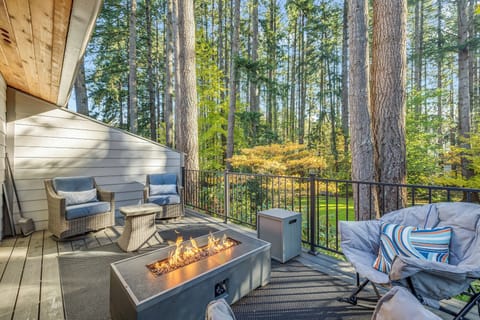 Private 10 foot deck overlooking private park like setting