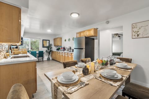Simplicity at its finest: a minimalist dining area where every detail counts.