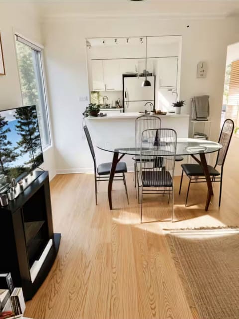 Large Dining room area. Plenty of seating and extra chairs avaible upon request