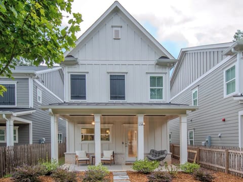 Modern 3BR Home Near Marietta Square - Spacious, spotless 3-bedroom, 2.5-bath home perfect for families, pets, or business travelers.