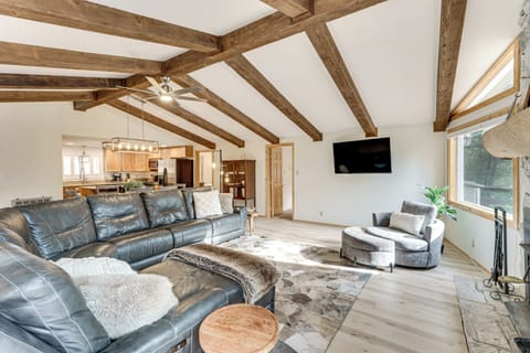 Living Room | Smart TV | Fireplace | Free WiFi