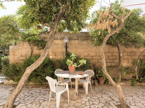 Furniture, Flowerpot, Outdoor Furniture, Shade, Garden, Chair, Houseplant, Flagstone, Outdoor Table, Backyard