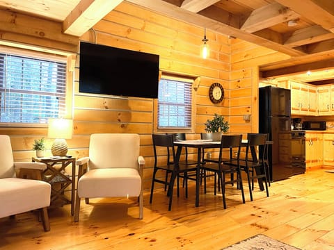 🌲 Relax and unwind in cabin style with a 55" RokuTV and all the modern conveniences. From streaming your favorite shows to family game night, Valley Hills Cabin offers the best of both worlds! 🍿✨