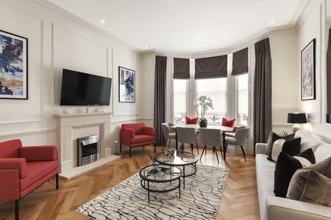 Living Room - Smart TV, King Size Sofa Bed, Fireplace