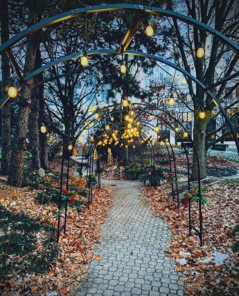 Foellinger-Freimann Botanical Conservatory - 3.3 miles from the property