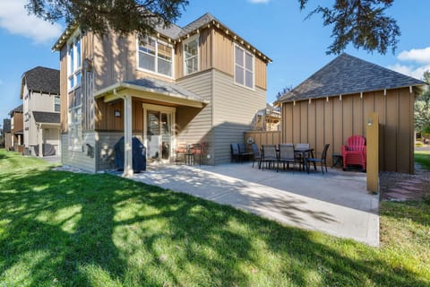 Hikes, Bikes, Skis, and Tees- Private open patio