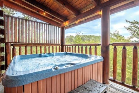 Bear Bottoms Cabin's bubbling hot tub