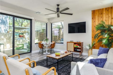 Living Room at the Austin Palisander with TV