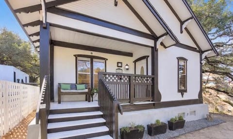 Welcome to Creekside Bungalow!