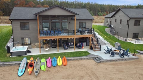 The Great Escape: 6BR Lakefront w/ Hot Tub, Firepit, Kayaks & Beachfront Fun
