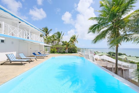 Villa Noé can accommodate 6 people. It offers incredible views, a beautiful terrace, and a generous infinity pool.
