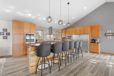 Beautiful kitchen w/ great appliances and 6 person island 