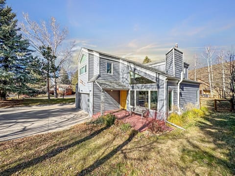 Front entrance and yard, see how approachable this is? No pretense, just a real townhome in a real neighborhood. Space for kids to run around, close enough to watch them from the door. Comfortable.