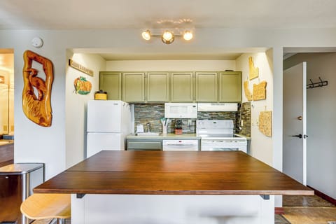 Kitchen | Dishwasher | Microwave | Breakfast Bar