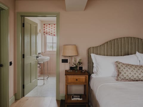 Super-king bedroom featuring a Hypnos Lansdowne Cashmere mattress, bespoke hand-made headboard and luxury Tielle linens