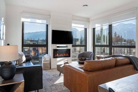 Living room - view of mountain range
