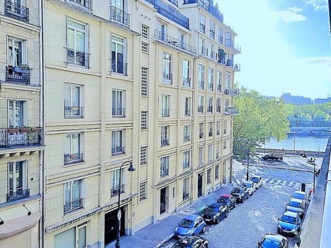 the street, from the balcony view of the Seine, access to the promenade along 